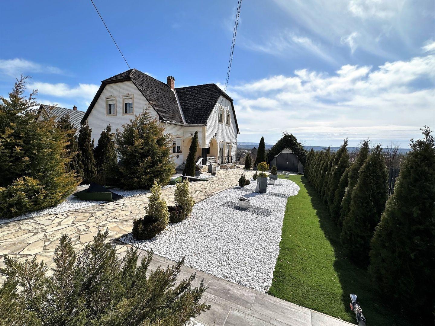 MAĎARSKO - FORRÓ - VEĽMI PEKNÝ 6 IZBOVÝ DOM PO KOMPLETNEJ REKONŠTRUKCII S GARÁŽOU