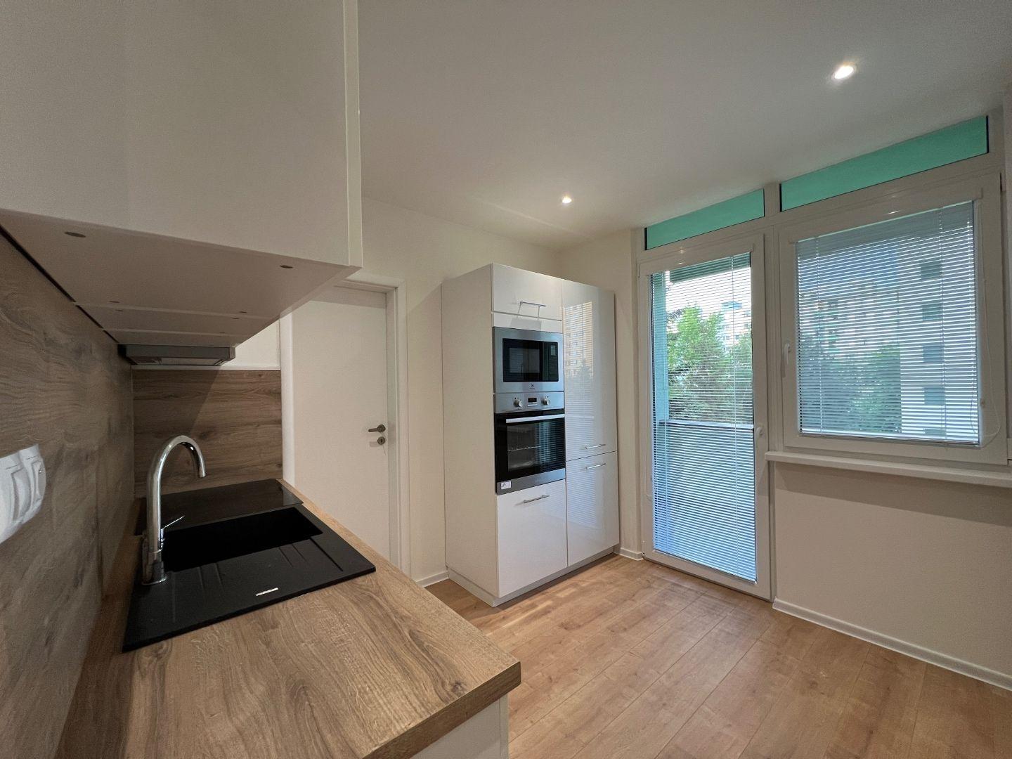 NOVÁ CENA - KVP - WURMOVA - 3 IZBOVÝ PO KOMPLETNEJ REKONŠTRUKCII 65 M2, LODŽIA.