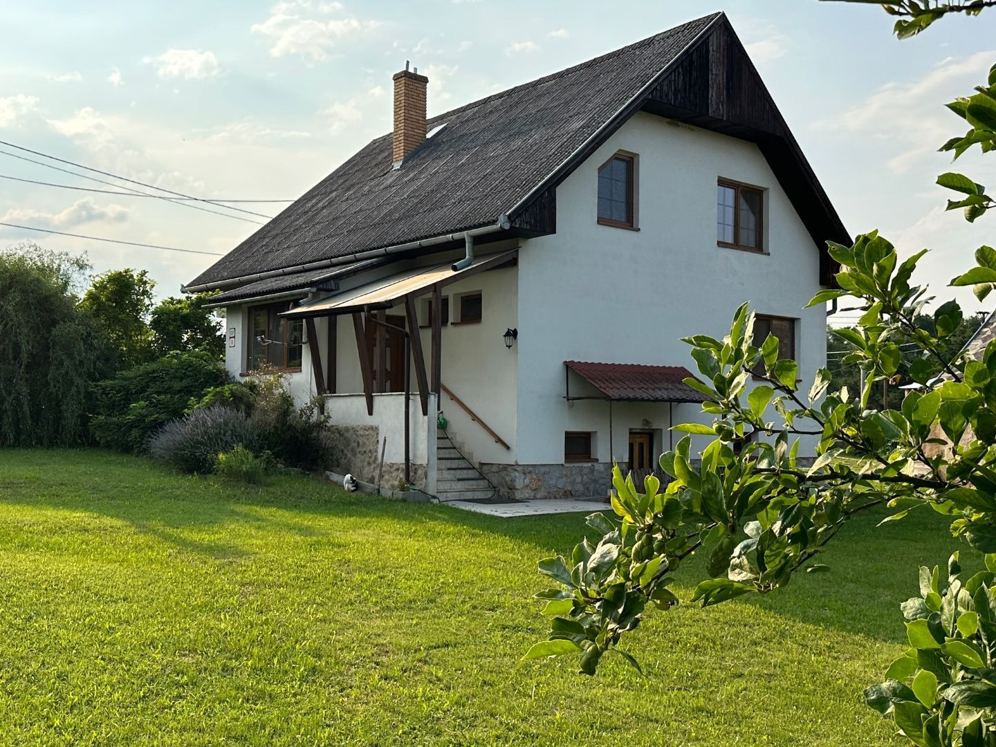 REZERVOVANÉ - ČEČEJOVCE - SELEŠKA POSCHODOVÝ 5 IZBOVÝ RD V SUPER STAVE, POZEMOK 1.822 M2.