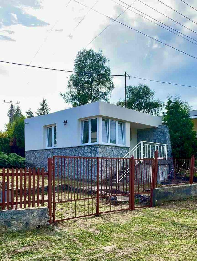 MAĎARSKO - JAZERO RAKACA - DVE MUROVANÉ CHATY ZA CENU JEDNEJ - PRI JAZERE S TERASOU.