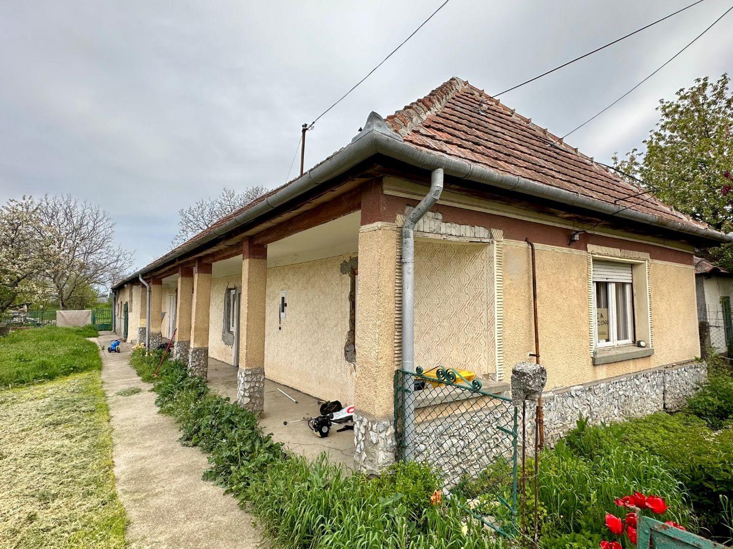 MAĎARSKO -  INÁNCS 3 IZBOVÝ RODINNÝ DOM V PEKNEJ OBCI S UPRAVENÝM POZEMKOM