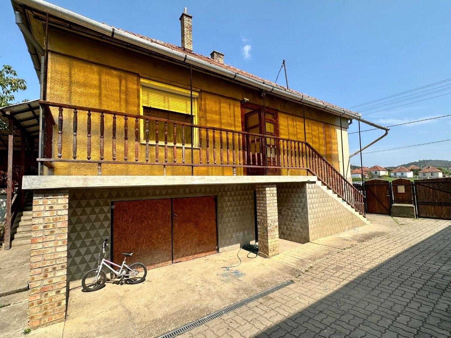 MAĎARSKO - SZENDRO - PEKNÝ 3 IZBOVÝ RODINNÝ DOM, TERASA, ZÁHRADA