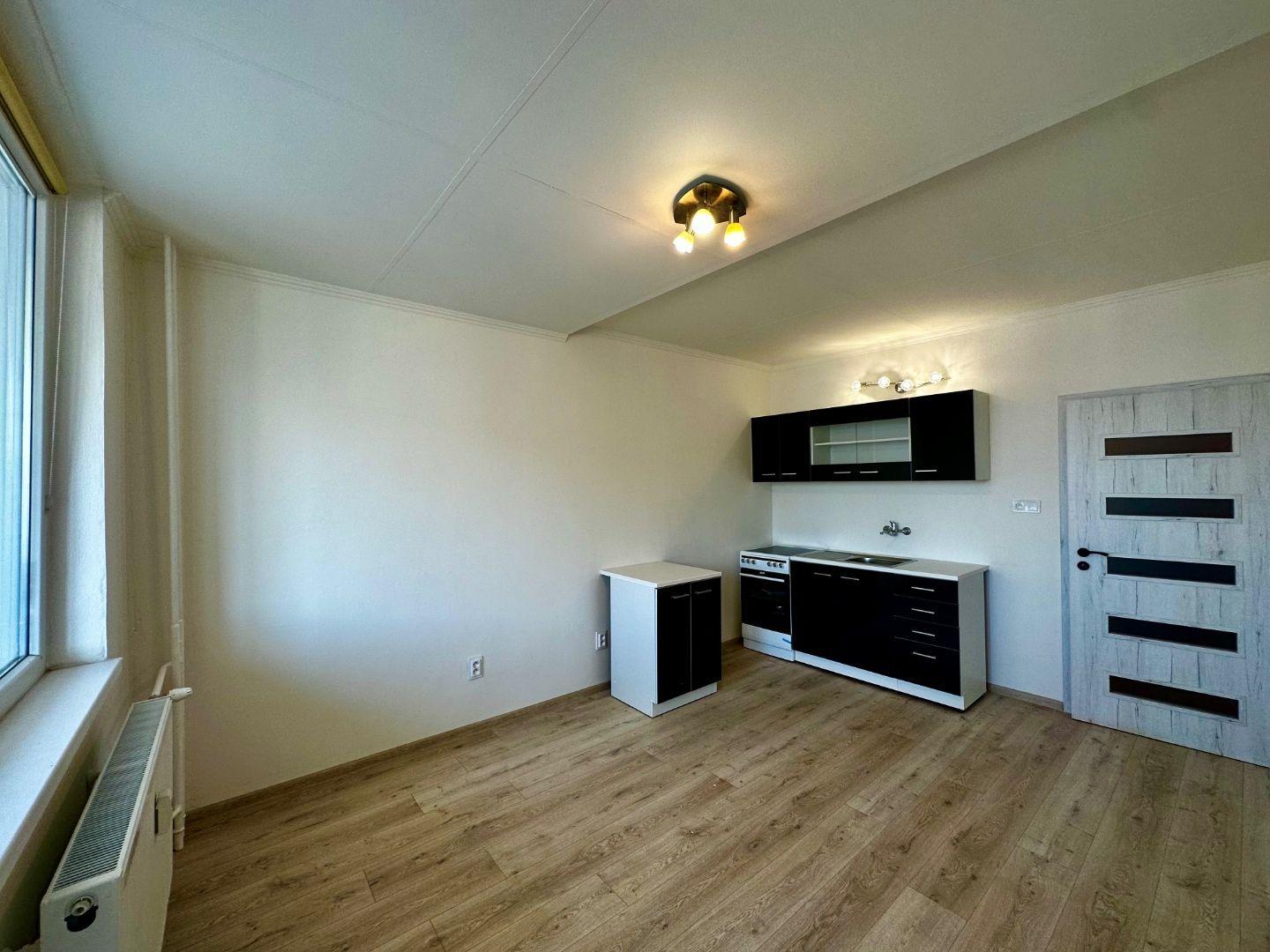 NOVÁ CENA - FÁBRYHO - GARSÓNKA 24 M2, BALKÓN, VÝHĽAD NA MESTO.