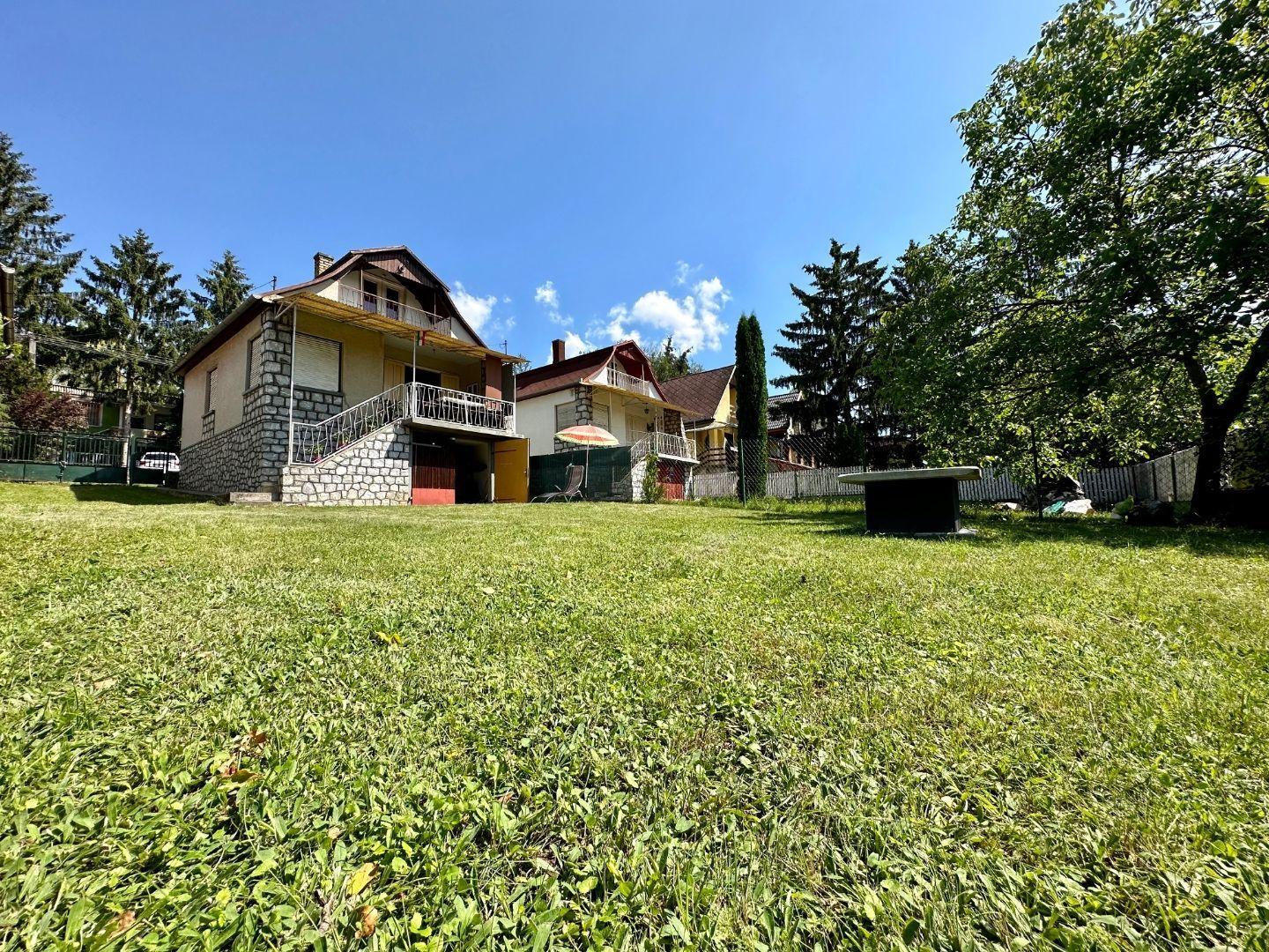 MAĎARSKO - JAZERO RAKACA - POSCHODOVÁ 4 IZBOVÁ CHATA PRI JAZERE S TERASOU.