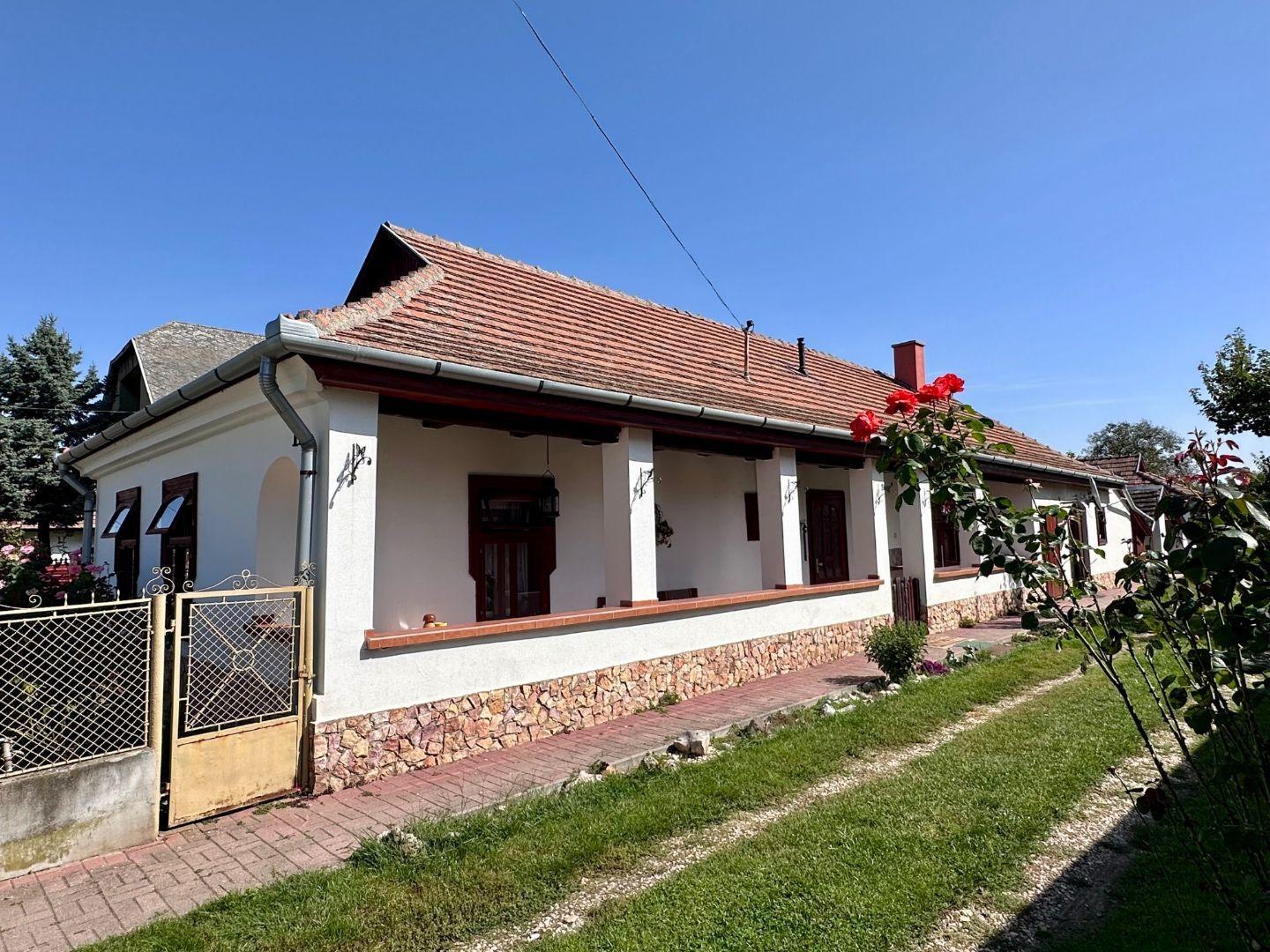 MAĎARSKO - MÉRA - PEKNÝ 6 IZBOVÝ ZREKONŠTRUOVANÝ GAZDOVSKÝ DOM.