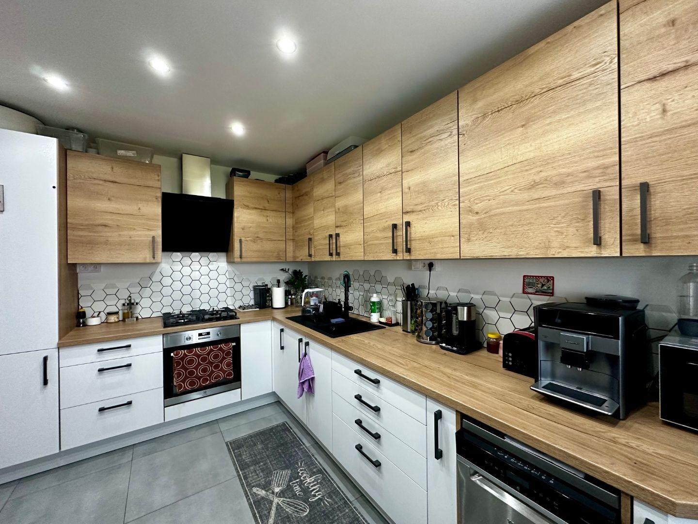 KVP - DÉNEŠOVA - 3 IZBOVÝ BYT PO  REKONŠTRUKCII 70 M2, LODŽIA.