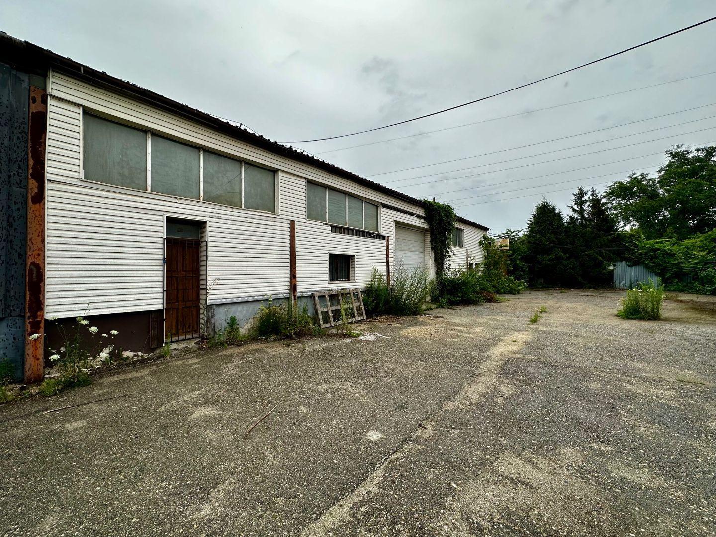 JAZERO - TEPLÁRENSKA - SKLADOVÁ HALA 450 M2 + 80 M2 SUTERÉN VÝBORNÝ STAV, POZEMOK 500 M2.