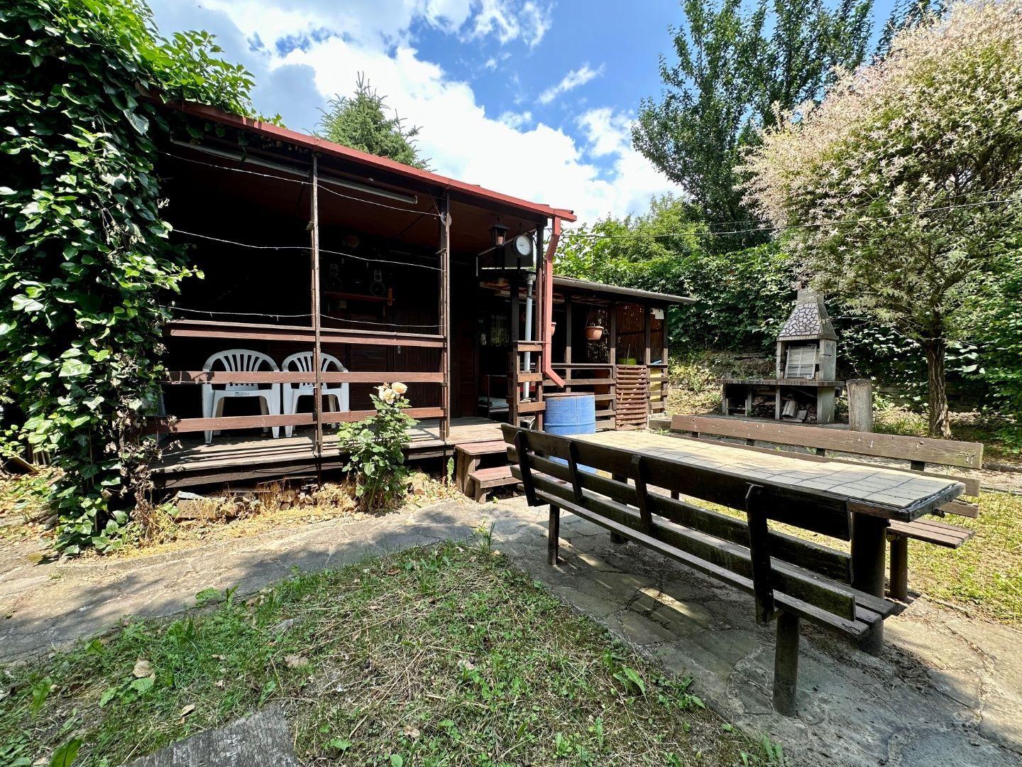 VYŠNÁ HUTKA -  DREVENÁ CHATA S KUCHYNKOU, TERASA, SKLAD, UPRAVENÝ POZEMOK.