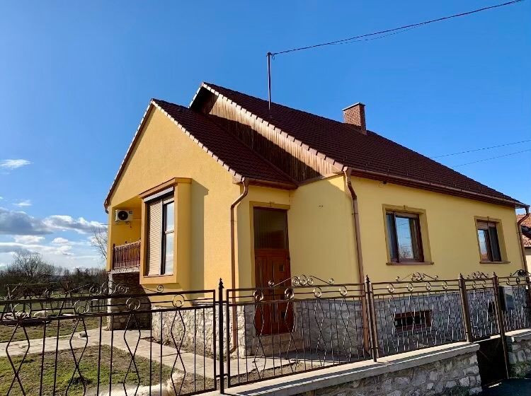 MAĎARSKO - SZENDRO PEKNÝ 3 IZBOVÝ RODINNÝ DOM PO REKONŠTRUKCII