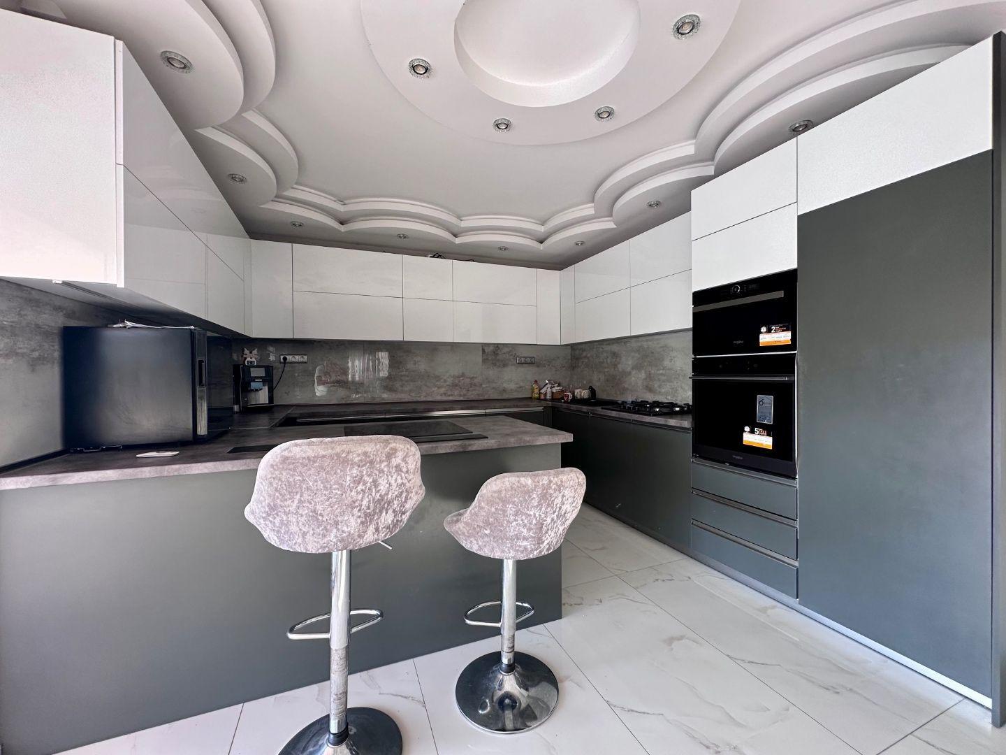 MAĎARSKO - SZENDROLAD PEKNÝ 5 IZBOVÝ RODINNÝ DOM S BAZÉNOM NA TERASE 2 X GARÁŽ.