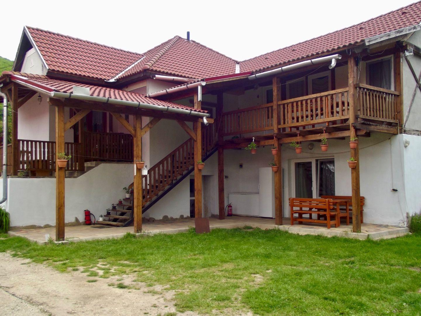 MAĎARSKO - SZOGLIGET PENZIÓN, REŠTAURÁCIA, SAUNA, VÍRIVKA, BAZÉN V TOP LOKALITE S TERASOU A GARÁŽOU.