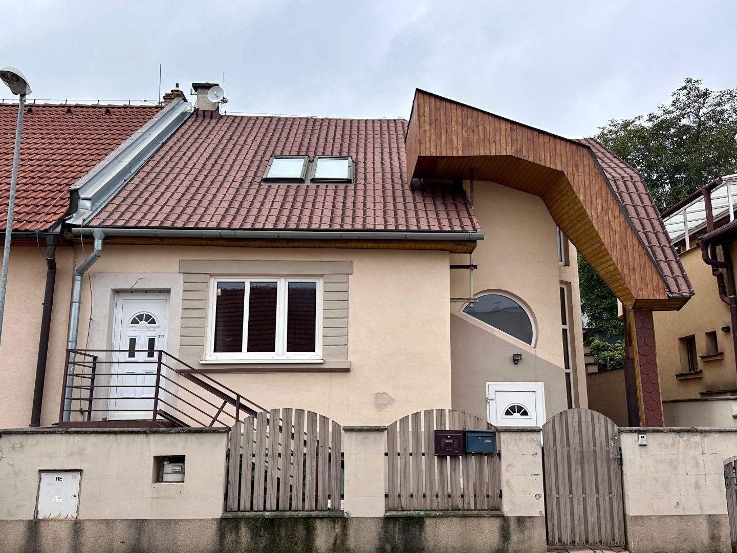 JUH - BLESKOVÁ POSCHODOVÝ RDV TOP LOKALITE BÝVANIE - PODNIKANIE.