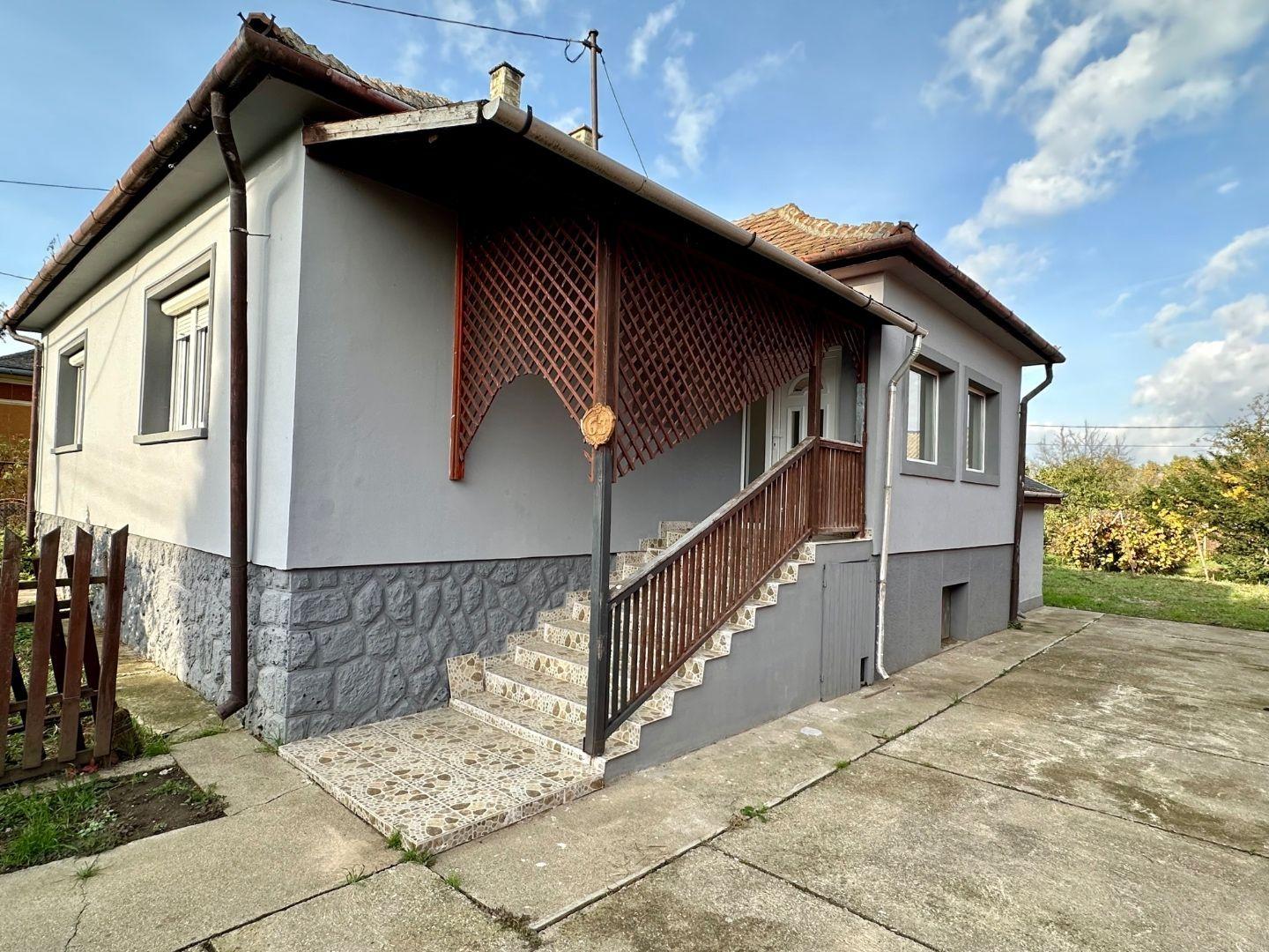 MAĎARSKO - ENCS TROJIZBOVÝ DOM  PO KOMPLETNEJ REKONŠTRUKCII 100 M2 A PEKNÝM POZEMKOM.