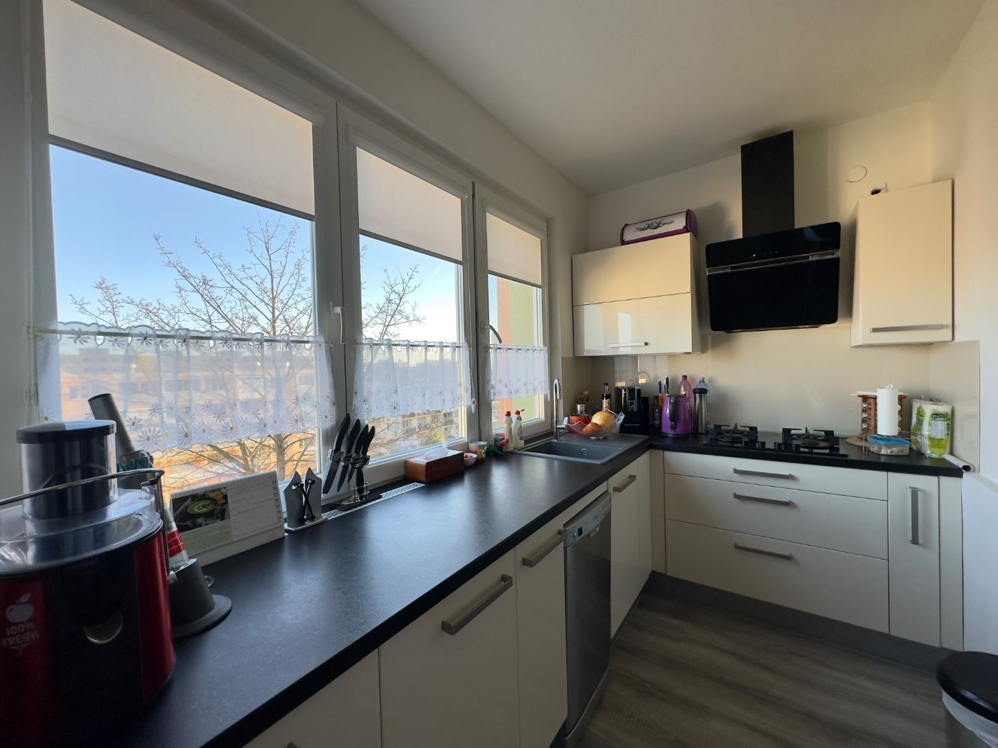 TERASA - SOKOLOVSKÁ PEKNÝ 3 IZBOVÝ BYT PO REKONŠTRUKCII 65 M2, ZASKLENNÁ LODŽIA.