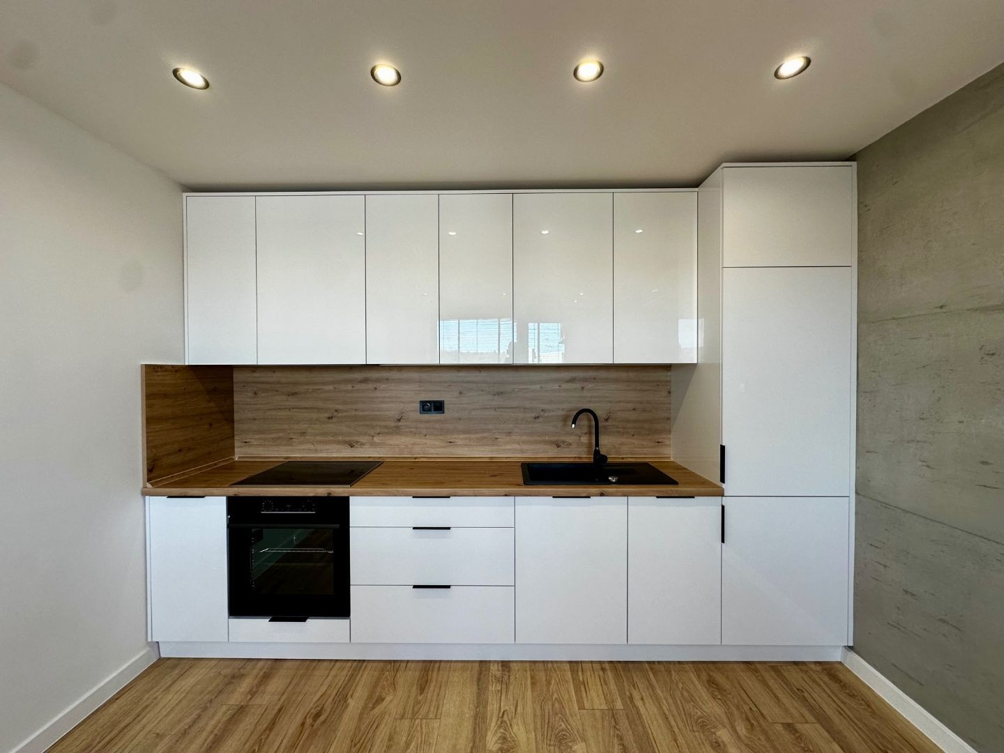 NOVÁ CENA - JUH - JANTÁROVÁ - 1.5 IZBOVÝ SUPER MODERNÝ BYT 35 M2, 1X LODŽIA, KLIMATIZÁCIA, PRÁČKA