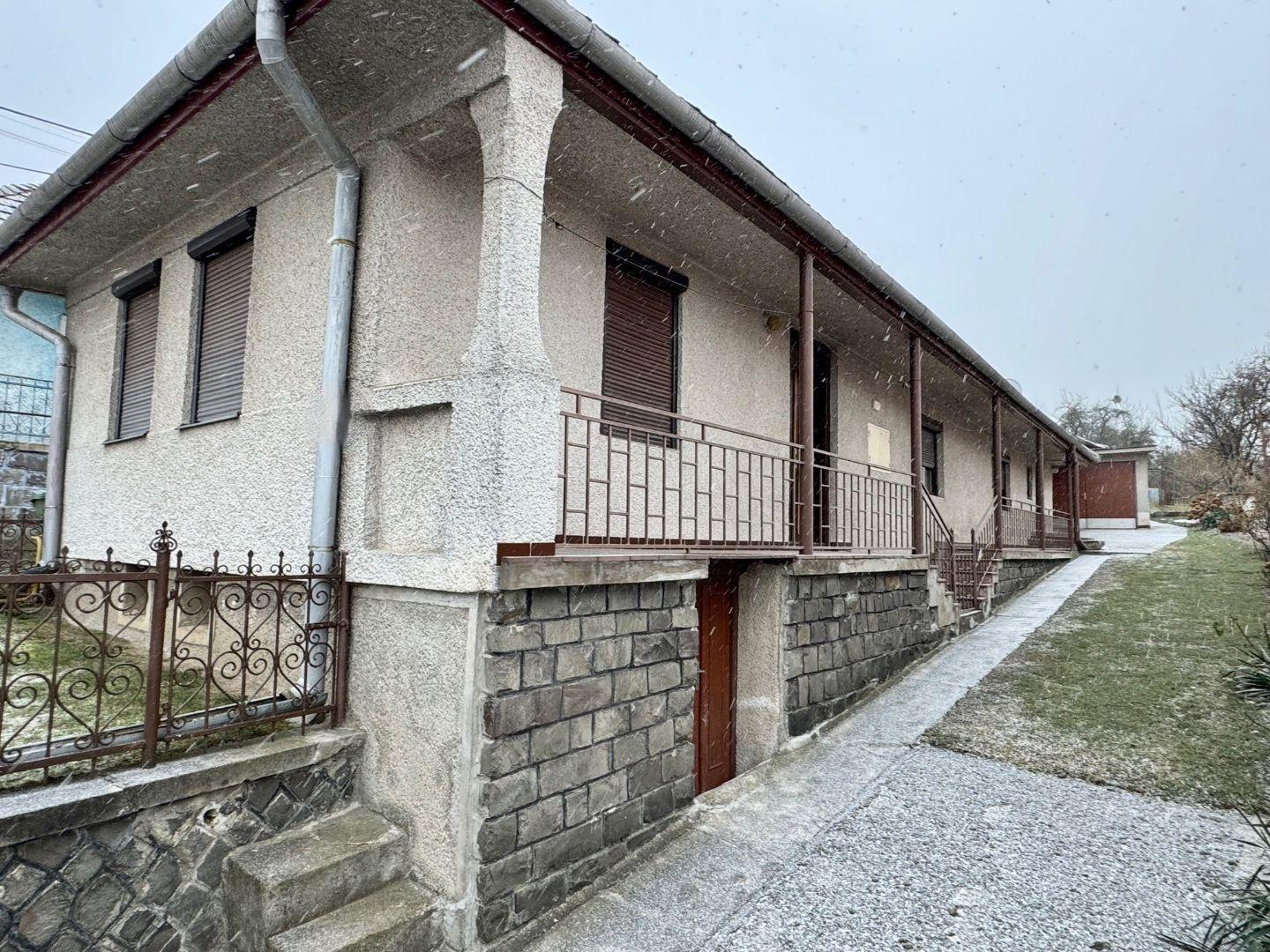 NOVÁ CENA ! - ĎURKOV - 3 IZBOVÝ RD, LETNÁ KUCHYŇA, GARÁŽ S PEKNÝM POZEMKOM 968 M2.