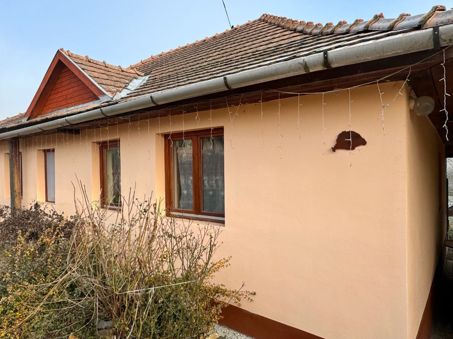 MAĎARSKO - ENCS - ABÚJDEVECSER  - 4 IZBOVÝ DOM IHNEĎ OBÝVATEĽNÝ