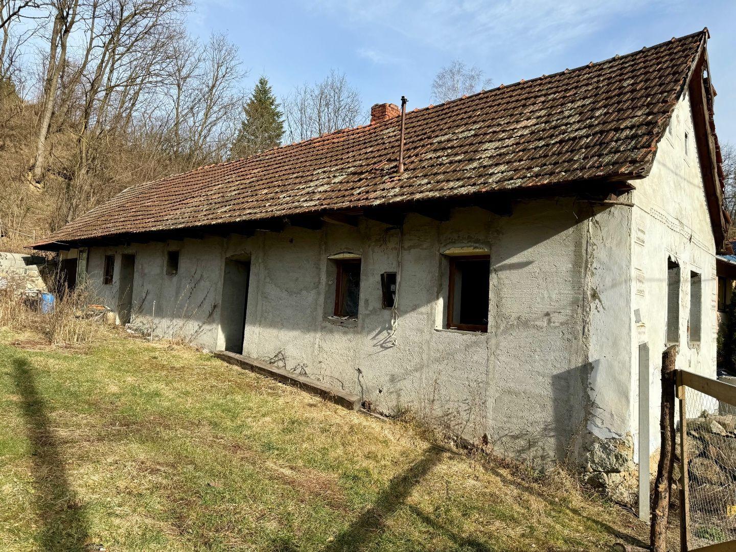 MAĎARSKO - TELKIBÁNYA KAMENNÝ DOMČEK PRIPRAVENÝ NA REKOŠTRUKCIU  - POZEMOK 600 M2.