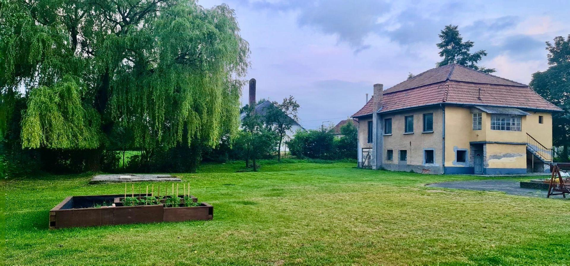 MAĎARSKO - NOVAJIDRANY - RODINNÉ SÍDLO S FANTASTICKÝM POZEMKOM.