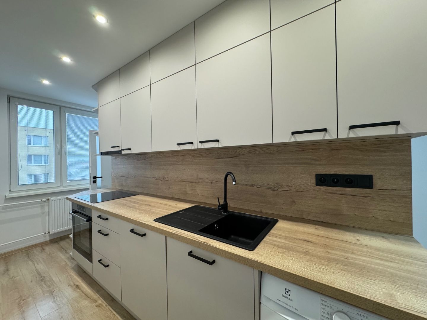 STARÉ MESTO - KUZMÁNYHO 4 IZBOVÝ BYT PO NOVEJ REKONŠTRUKCII.