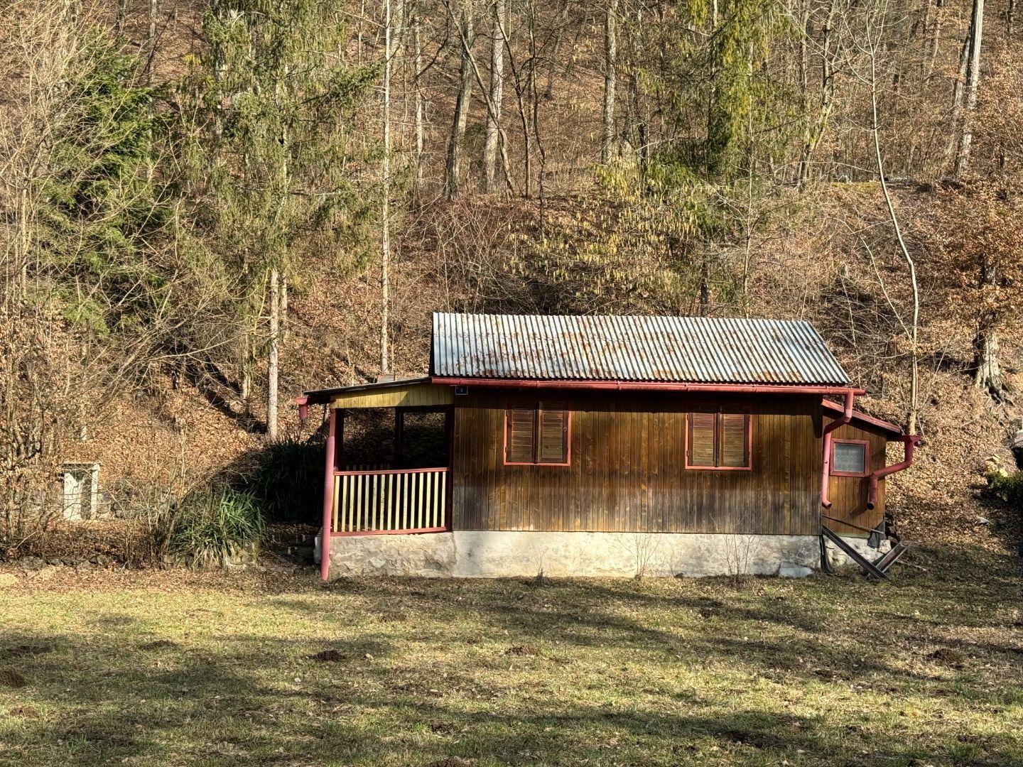 OBIŠOVCE - TOP LOKALITA DREVENÁ CHATA, 905 M2 POZEMOK.