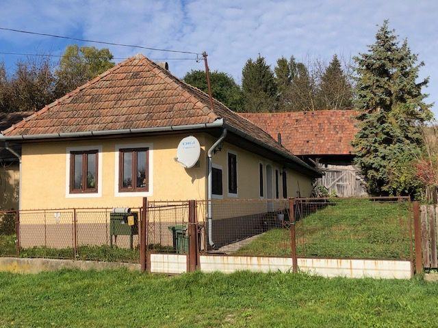 MAĎARSKO - KÉKED 3 IZBOVÝ RODINNÝ DOM S PEKNÝM POZEMKOM POHRANIČNÁ OBLASŤ.