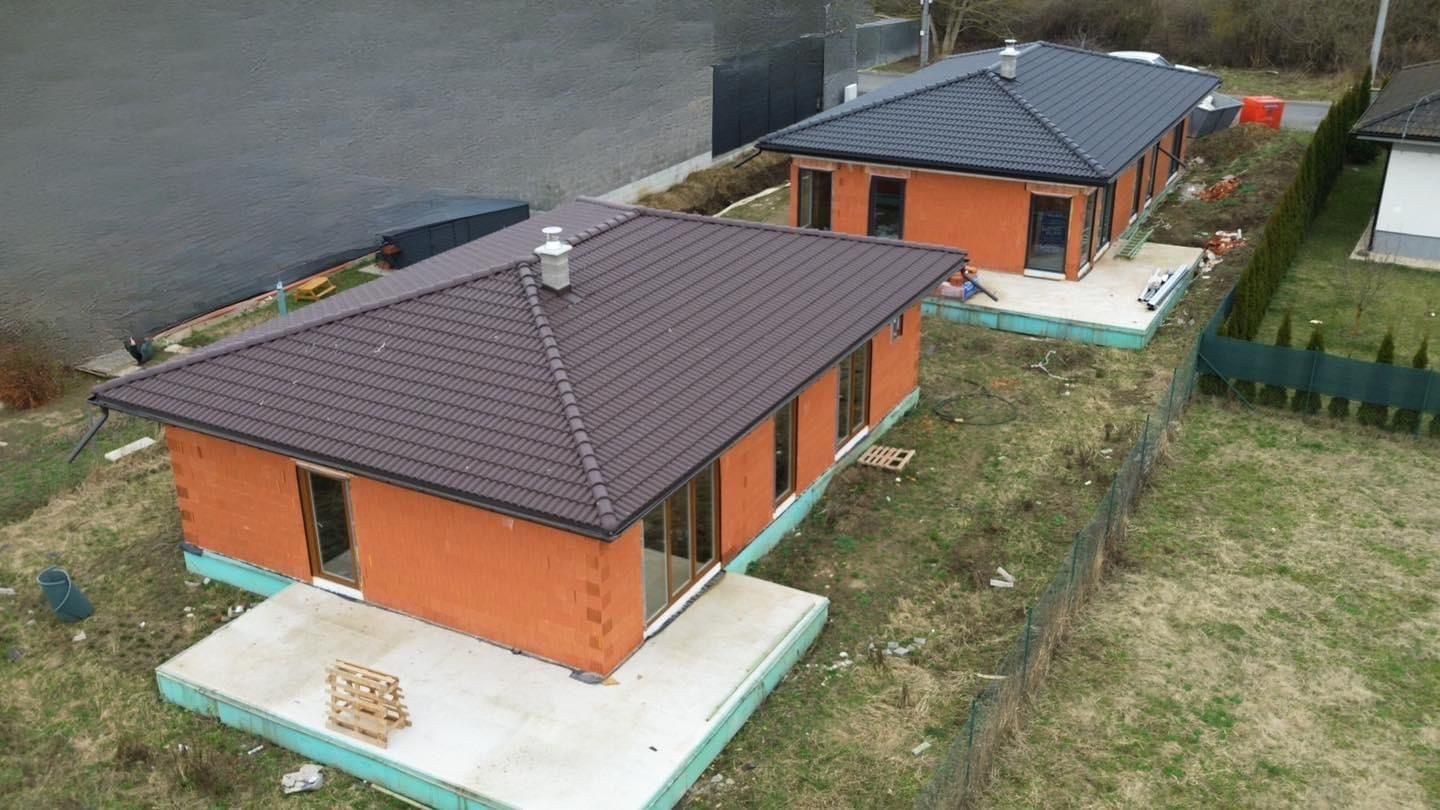 ROZHANOVCE - TEHLOVÝ 4 IZBOVÝ RD 110 M2 S TERASOU, PEKNÁ NOVOSTAVBA HRUBÁ STAVBA/HOLODOM.