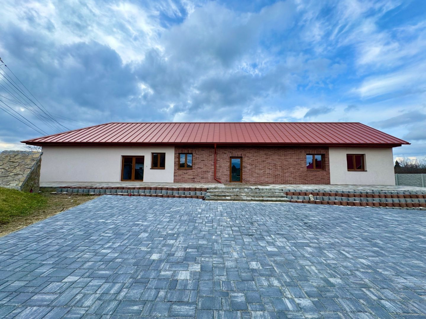 MAĎARSKO - HIDASNÉMETI - NOVOSTAVBA 4 IZBOVÝ RD 161 M2, TERASA 105 M2, PIVNICA, POZEMOK 1039 M2.