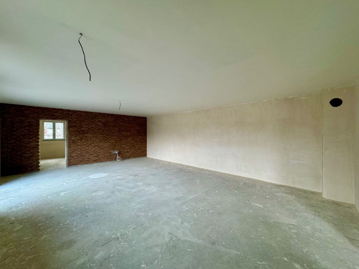 MAĎARSKO - HIDASNÉMETI - NOVOSTAVBA 4 IZBOVÝ RD 161 M2, TERASA 105 M2, PIVNICA, POZEMOK 1039 M2.