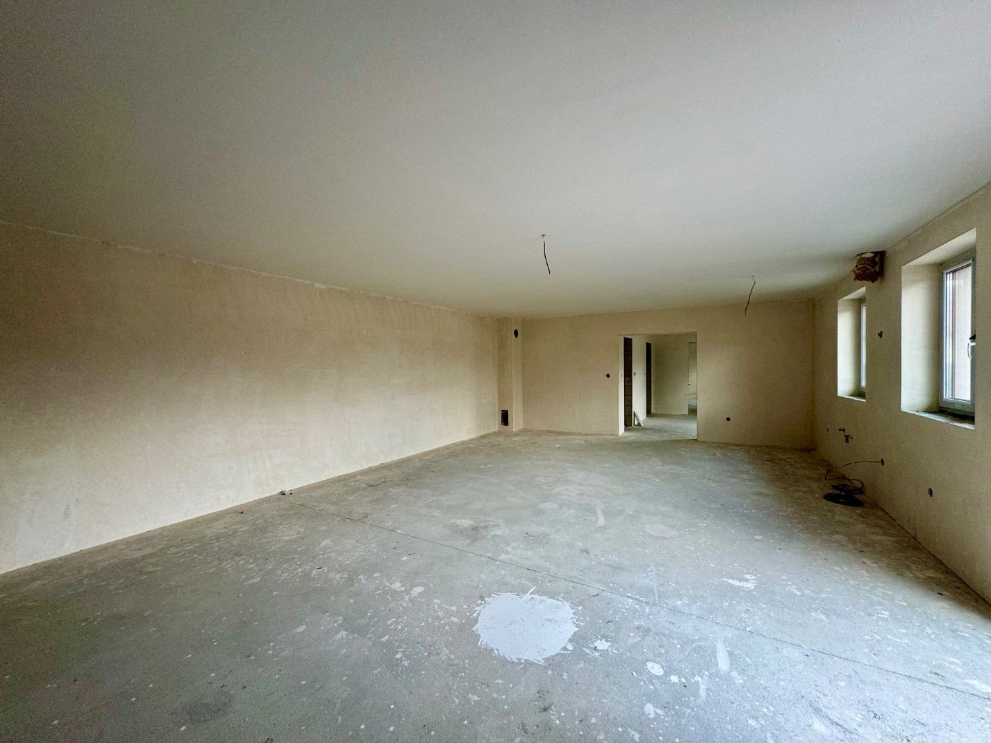 MAĎARSKO - HIDASNÉMETI - NOVOSTAVBA 4 IZBOVÝ RD 161 M2, TERASA 105 M2, PIVNICA, POZEMOK 1039 M2.