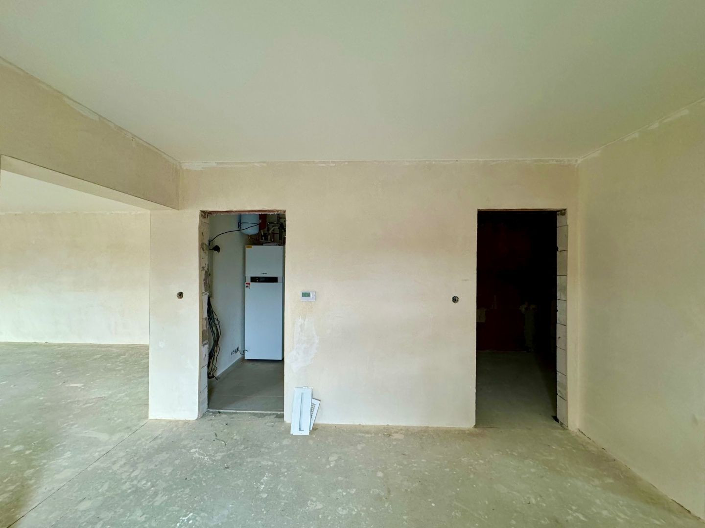 MAĎARSKO - HIDASNÉMETI - NOVOSTAVBA 4 IZBOVÝ RD 161 M2, TERASA 105 M2, PIVNICA, POZEMOK 1039 M2.