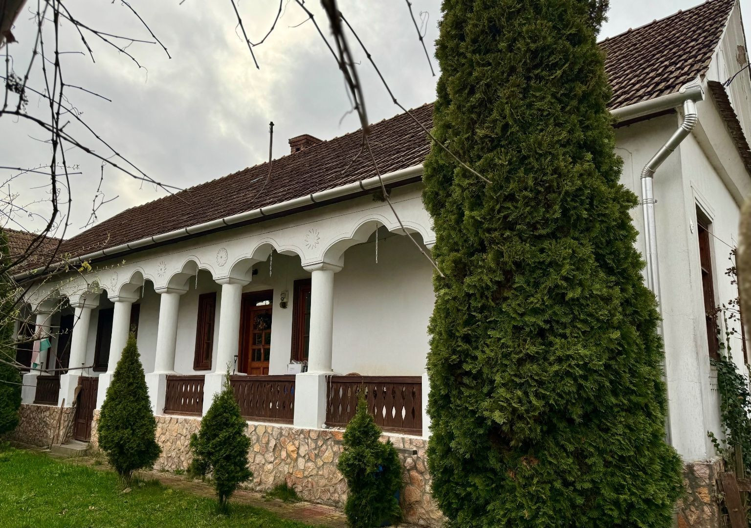 MAĎARSKO - PERKUPA  PERFEKTNÝ 4 IZBOVÝ RD V PEKNOM PROSTREDÍ.