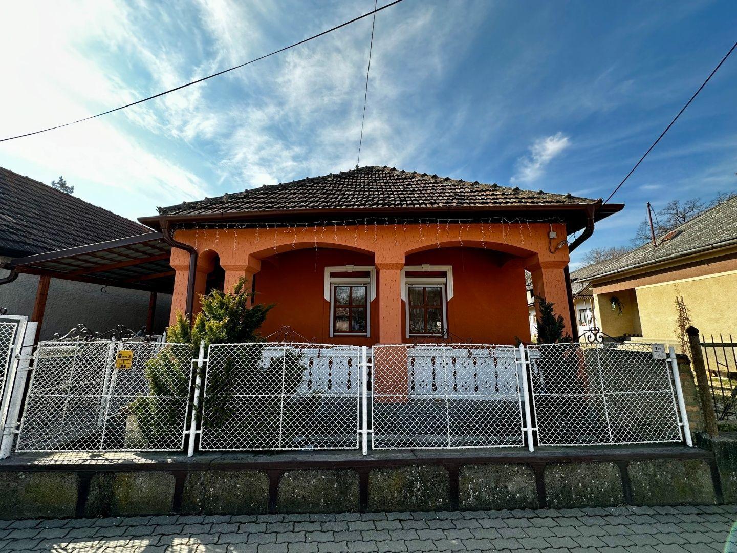 MAĎARSKO - MESZES PEKNÝ ZREKONŠTRUOVANÝ RD S VERANDOU BLÍZKO JAZERA RAKACA.