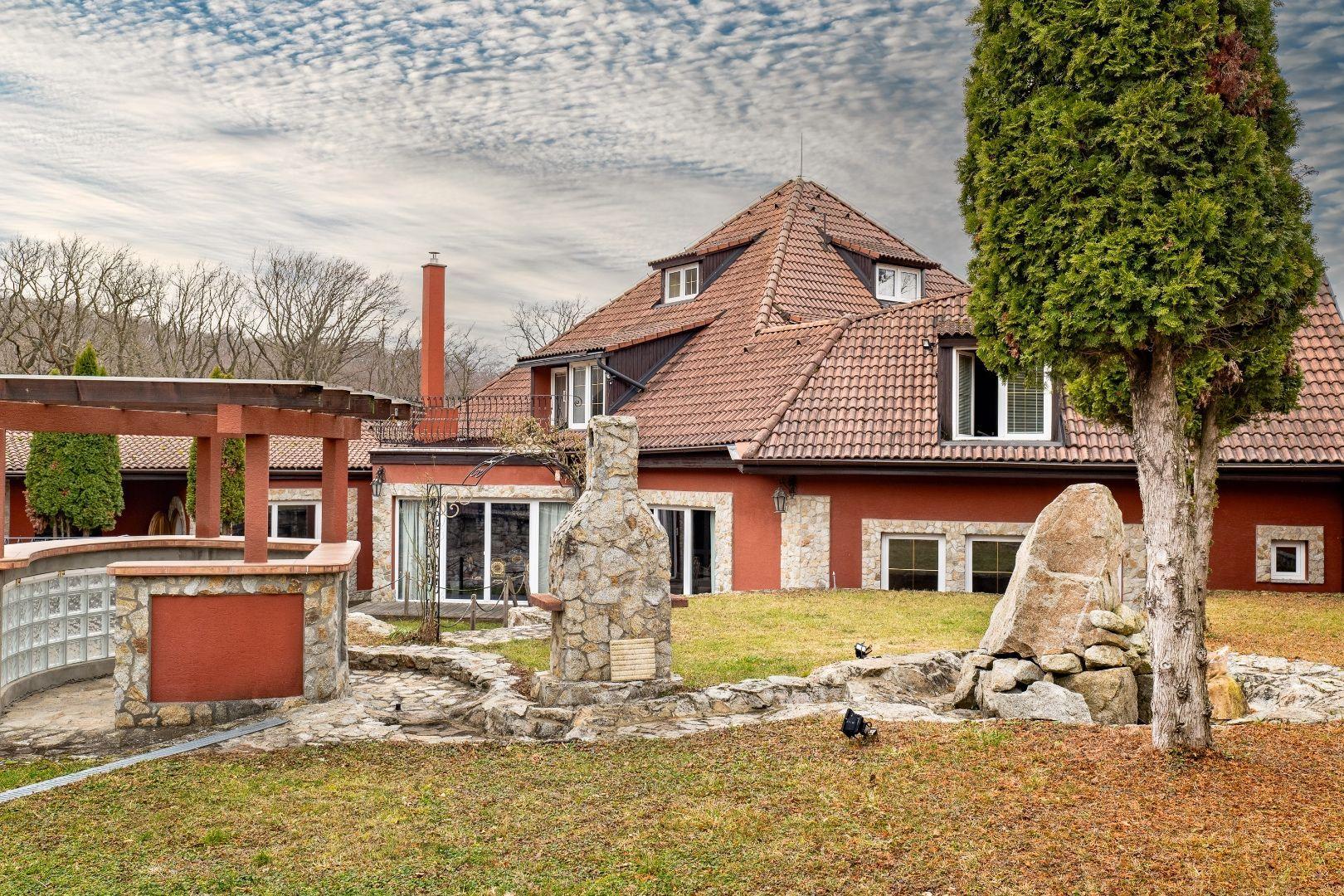 MARIÁNKA - TOP PONUKA PENZÓN S 13 IZBAMI, VINÁREŇ, BAZÉN, ALTÁNOK - SUPER STAV.