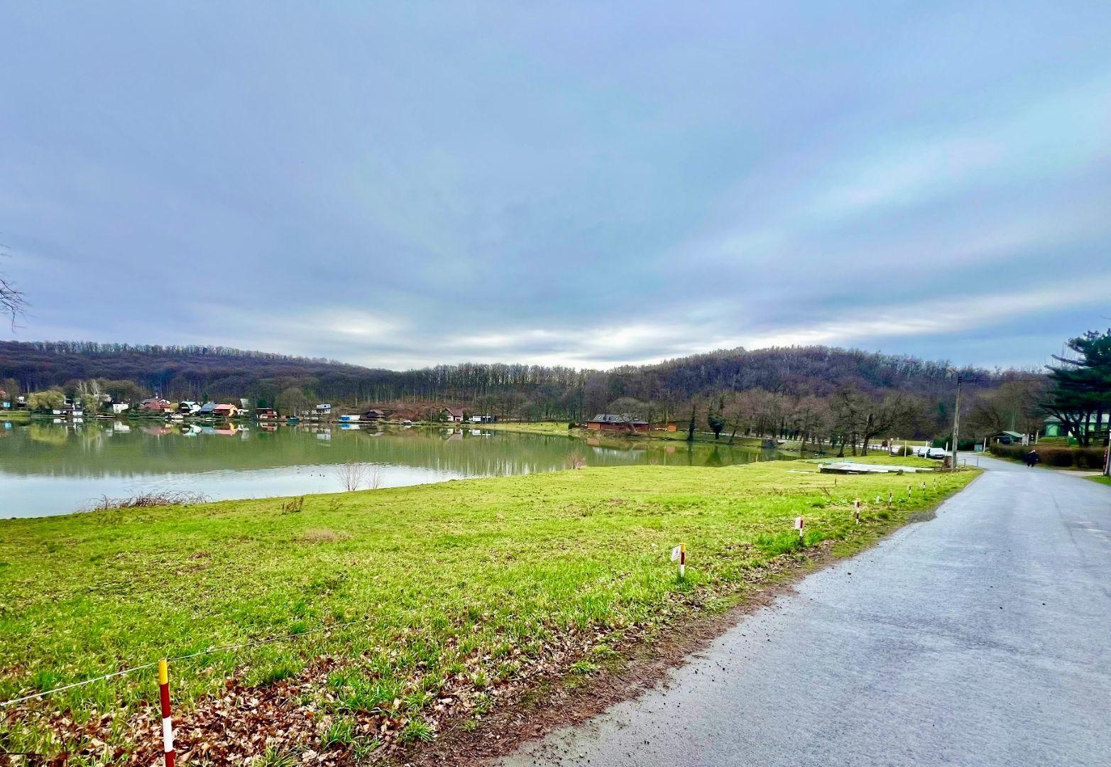 VINNÉ - STAVEBNÝ POZEMOK 925 M2 NA VÝSTAVBU CHATY A VLASTNÝM MÓLOM.