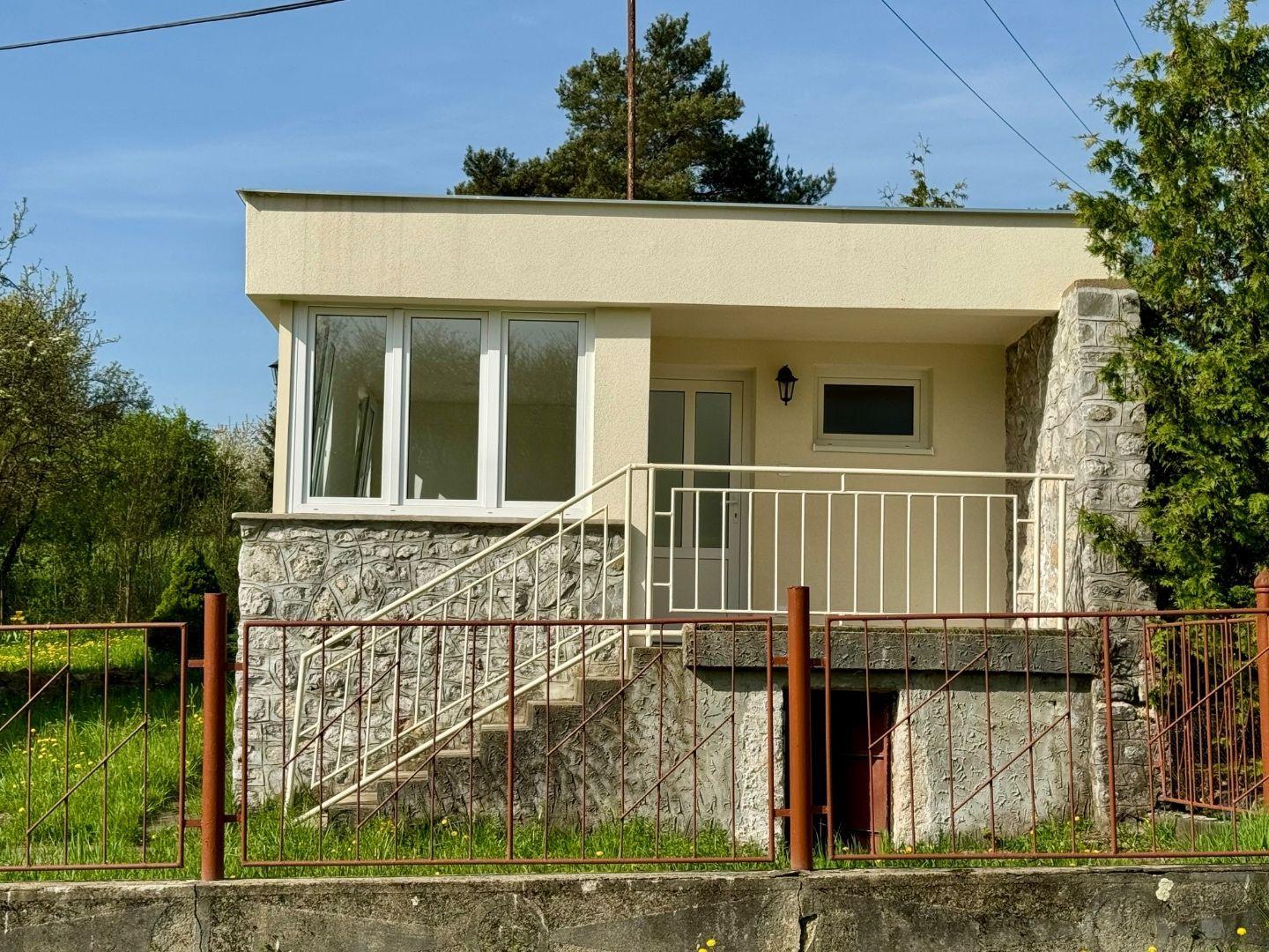 MAĎARSKO - JAZERO RAKACA - MUROVANÁ CHATA - PRI JAZERE S TERASOU.