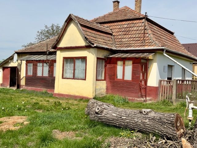 MAĎARSKO - MÉRA 3 IZBOVÝ DOM S VEĽKÝM POZEMKOM 3000 M2.