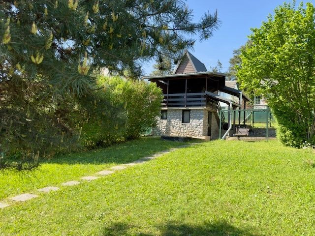 MAĎARSKO - JAZERO RAKACA - 2 IZBOVÁ POSCHODOVÁ CHATA  - PRI JAZERE S TERASOU.