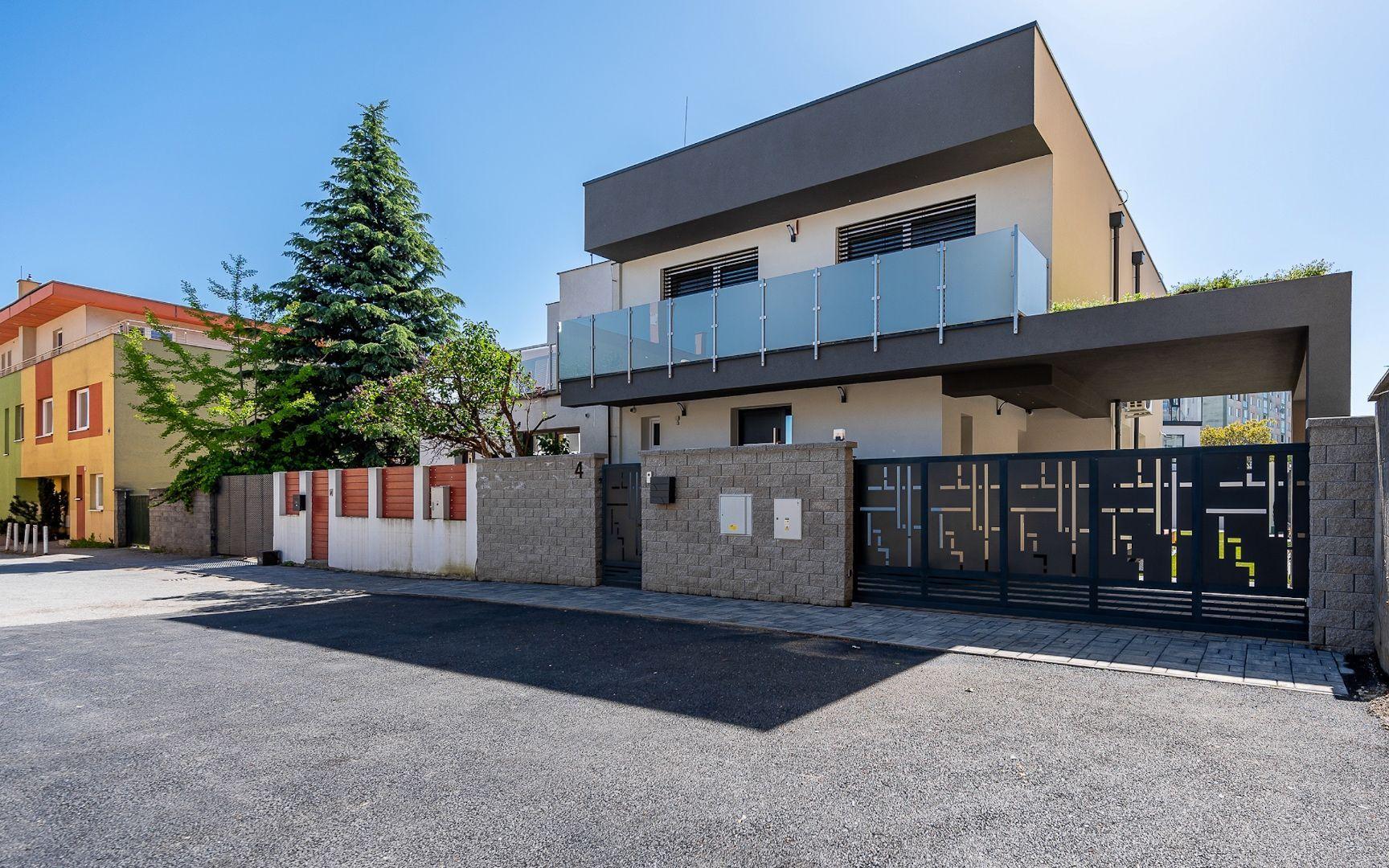 JUH - LUXUSNÁ NOVOSTAVBA 5 IZBOVÉHO RD V TOP LOKALITE