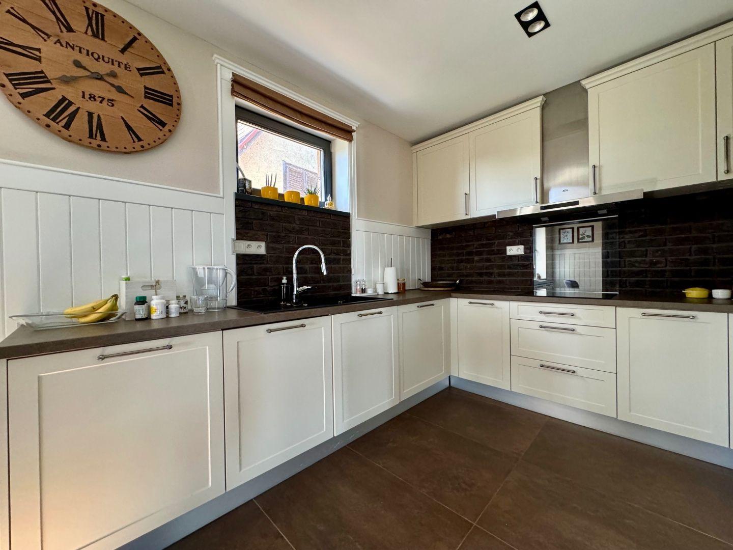 ROZHANOVCE - 3 IZBOVÝ MODERNÝ RD S TERASOU, NOVOSTAVBA KOMPLETNE ZARIADENÁ.