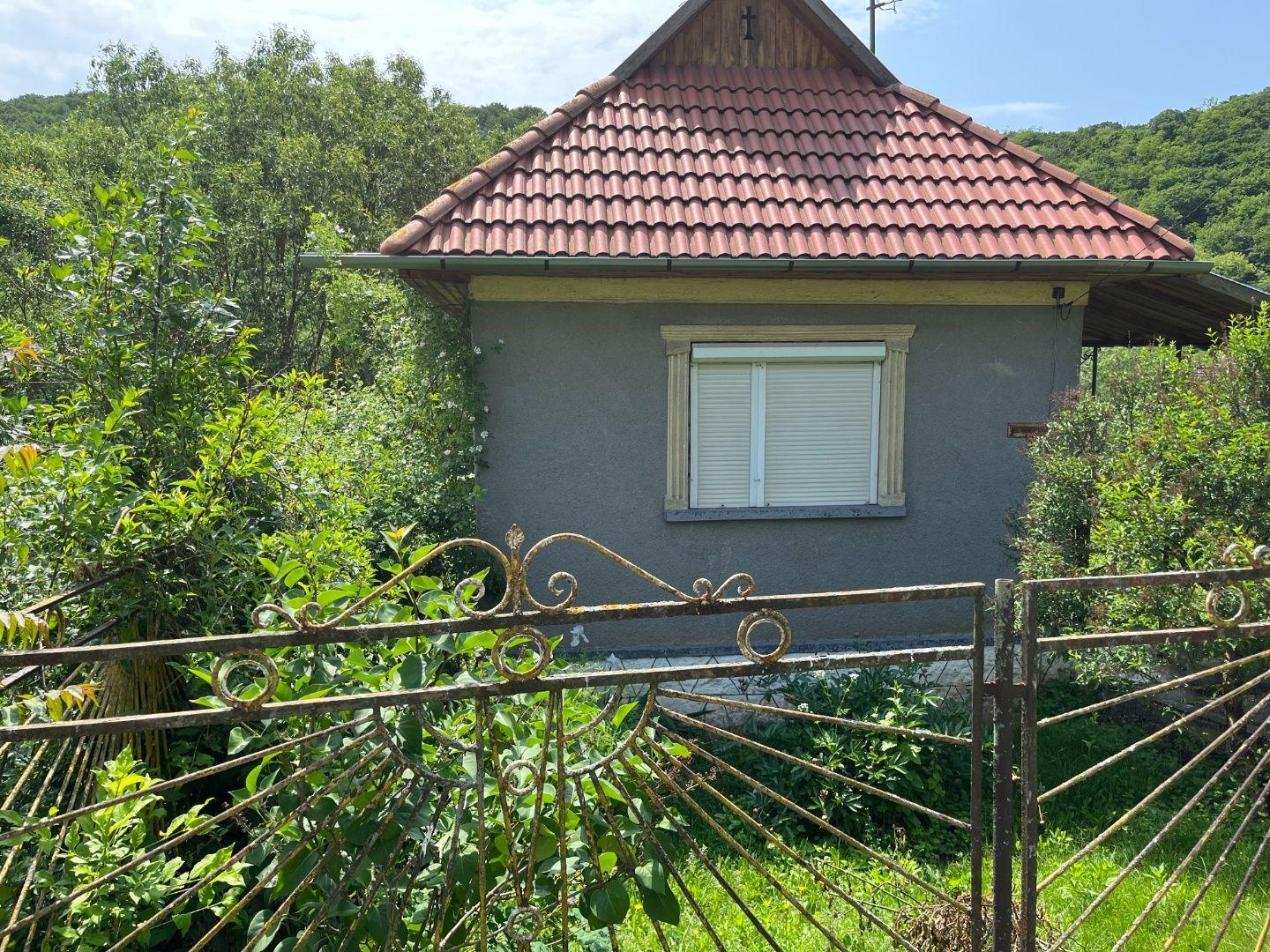 MAĎARSKO - TORNASZENTANDRÁS - PEKNÝ 3 IZBOVÝ  DOM S NOVOU STRECHOU.