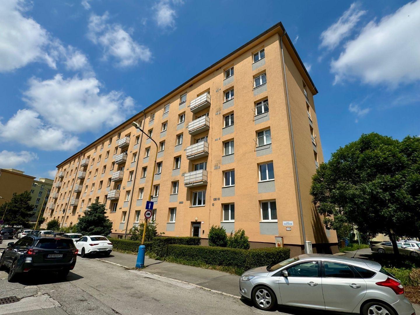 SEVER - KUSTROVA -  2 IZBOVÝ TEHLOVÝ BYT V DOBROM STAVE, VÝMERA 54M2.