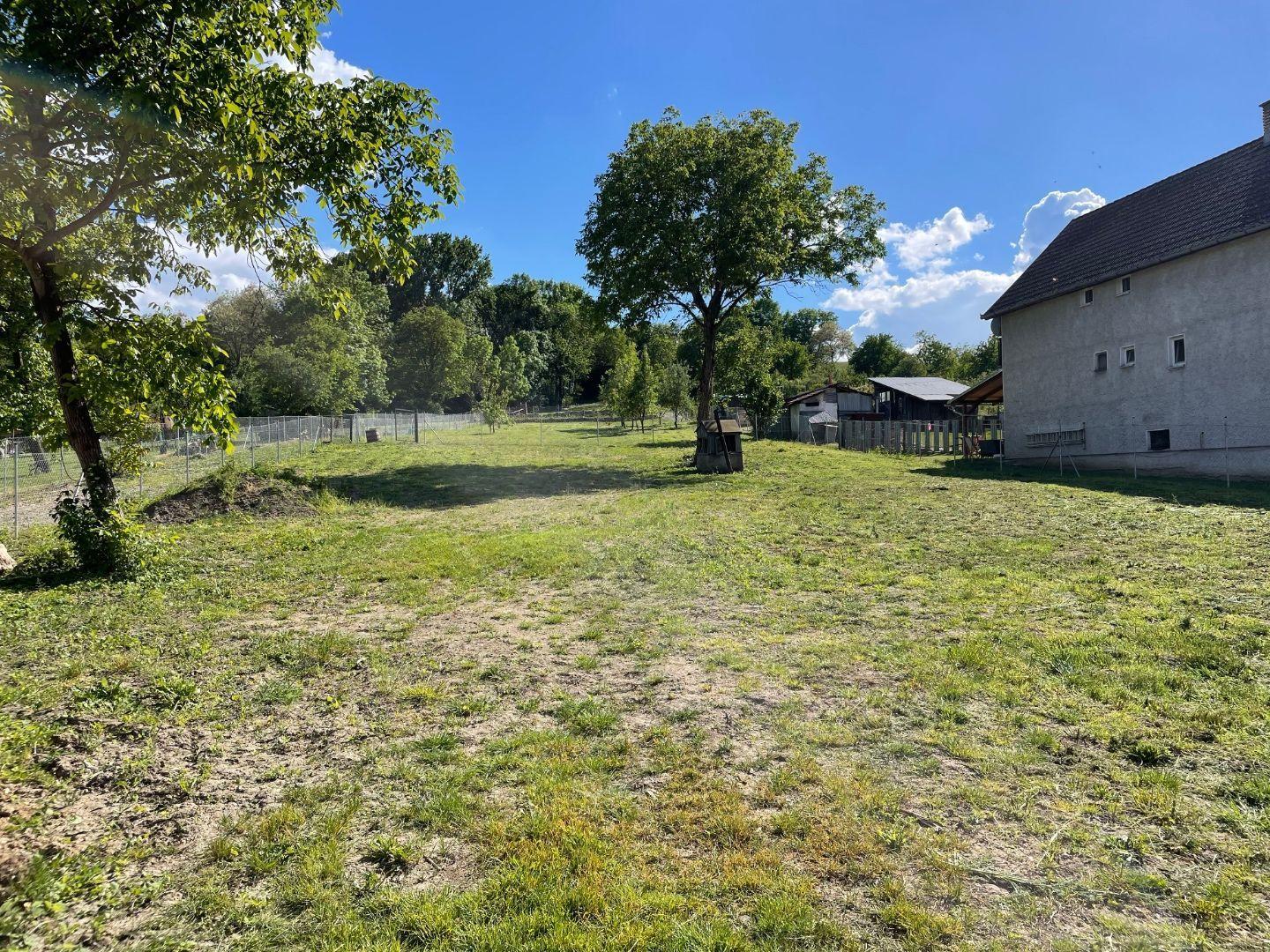 PERÍN CHYM - VYŠNÝ LANEC - STAVEBNÝ POZEMOK NA SUPER MIESTE 750 M2.