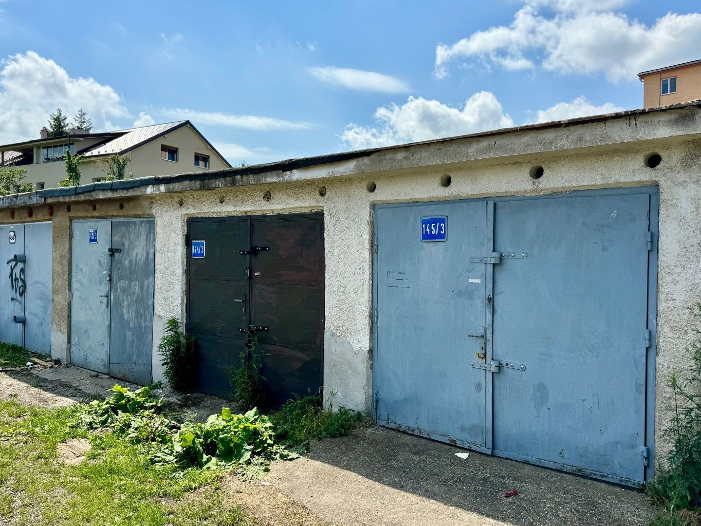 SEVER - GARÁŽ V OV, ČÁRSKEHO ZA PUMPOU OMV, PRI BYTEXE.