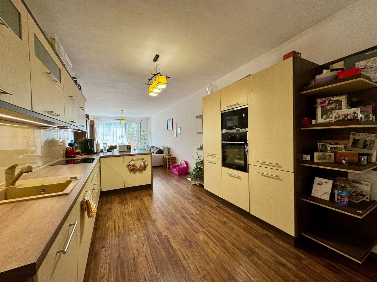 REZERVOVANÉ - FURČA - KOMPLEX NA HORE - 3 IZBOVÝ KOMPLETNE ZARIADENÝ BYT 84 M2, 2 BALKÓNY.