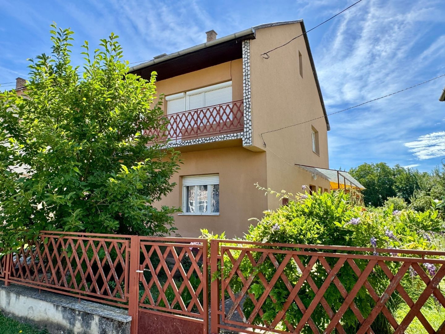 MAĎARSKO - ENCS PERFEKTNÝ 4 IZBOVÝ POSCHODOVÝ DOM SO ZÁHRADOU.