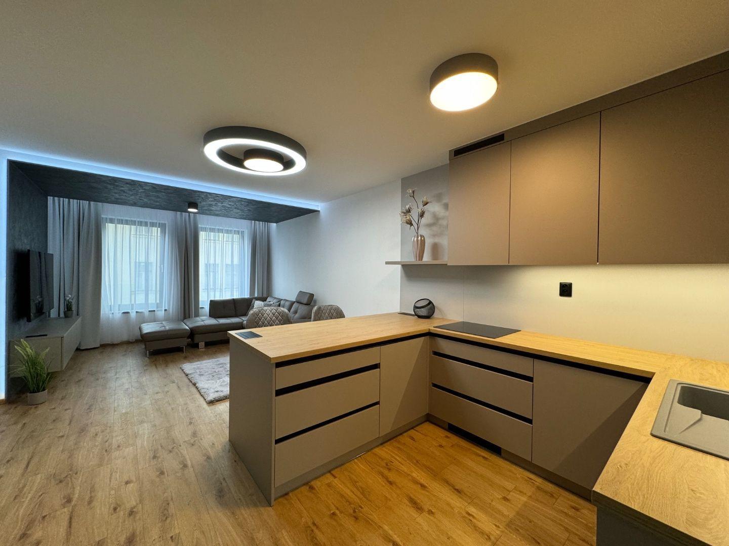 CENTRUM MESTA - TIMONOVA -  NOVOSTAVBA 2 IZBOVÝ KOMPLETNE ZARIADENÝ BYT S PARKOVACÍM MIESTOM.