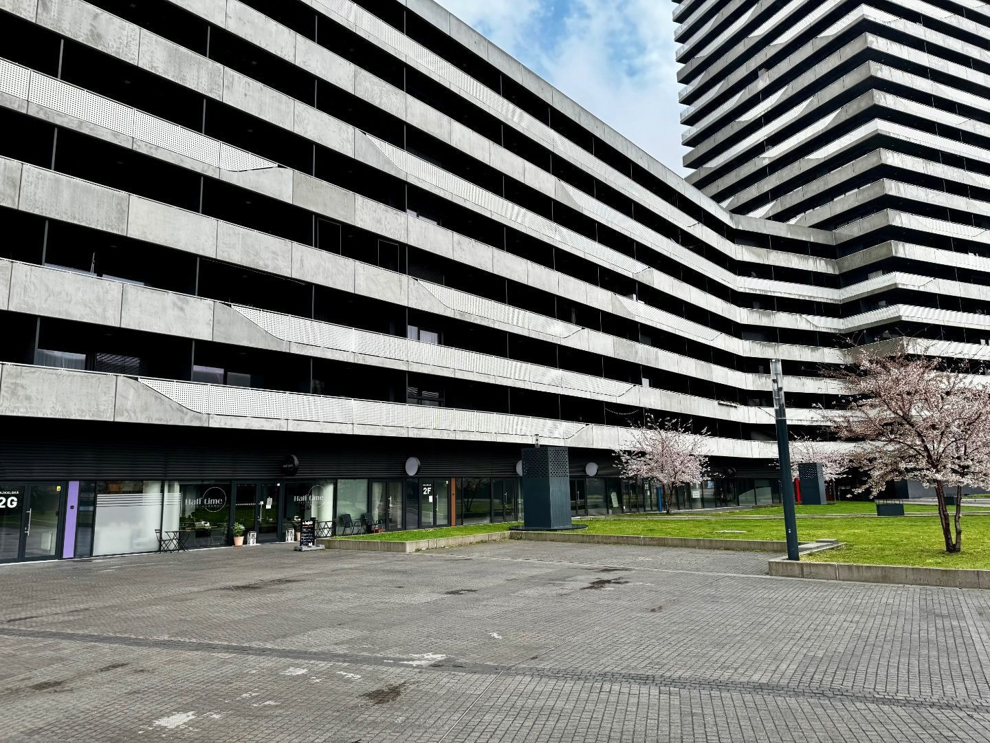 TEHELNÉ POLE - OBCHODNÝ PRIESTOR  90 M2, VHODNÝ NA OBCHOD, GASTRO, SLUŽBY