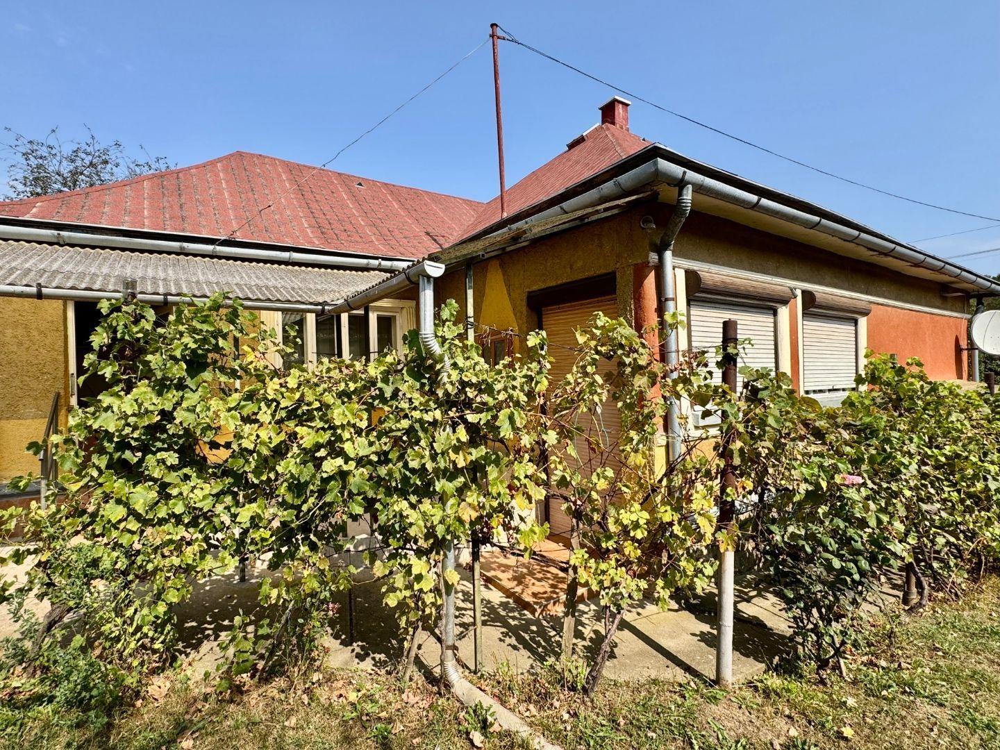 MAĎARSKO - PEKNÝ 2 IZBOVÝ RODINNÝ DOM, 2 x GARÁŽ, POZEMOK 800 M2