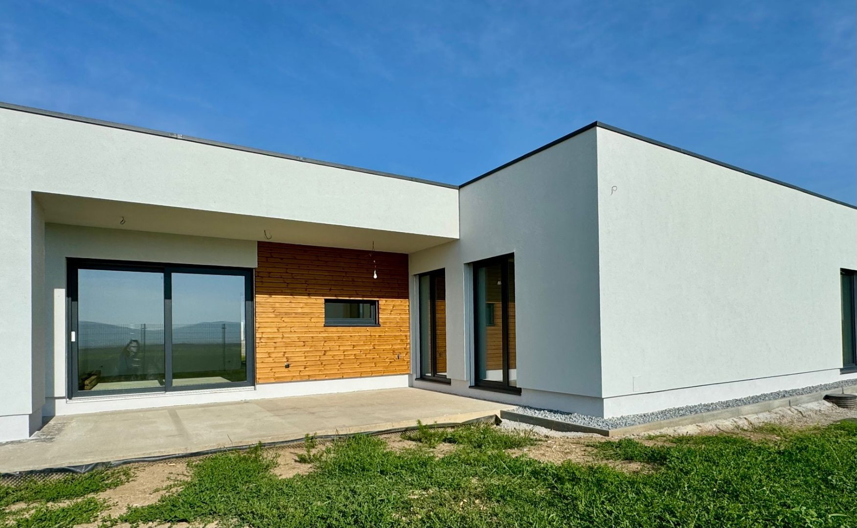 HANISKA - KVALITNÁ NOVOSTAVBA 4 IZBOVÉHO RD, GARÁŽOVÉ STÁTIE, TERASA.